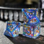 Set de 7 dés "Vitraux d’Aether" – Résine artisanale gravée à la main