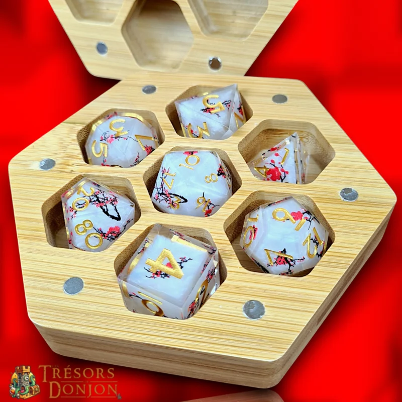 Set de Dés Résine “Sakura Eternis” + Coffret Bambou – Dés Artisanaux JDR