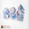 222e2dd9-fc62-4cef-bf9d-10efec21 (1) Set de Dés en Résine « Éclats du Givre-Marin » — Bleu Glacé & Cuivre | Les Trésors du Donjon