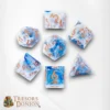 222e2dd9-fc62-4cef-bf9d-10efec21 Set de Dés en Résine « Éclats du Givre-Marin » — Bleu Glacé & Cuivre | Les Trésors du Donjon