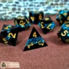 7DRESFRAGASTRA-BL-02 Set de dés JDR en résine artisanale – Fragments d'Astralité – variante Azurée