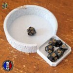 Piste à dés “Mur du Donjon” – Plateau de lancer 3D artisanal (tailles L & XL)