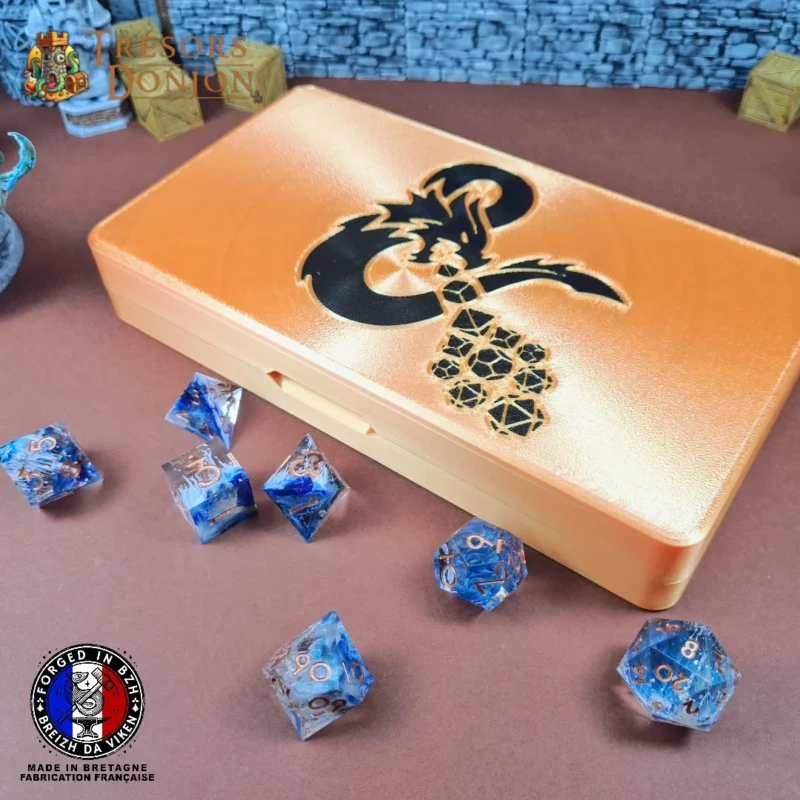 La version Gold est une édition Deluxe avec finition premium, idéale pour les collectionneurs et MJ exigeants.