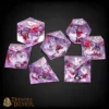 Set de dés JDR en résine à cœur liquide, pétales rouges façon sakura. Le Cœur de Sakura : un artefact vivant pour joueurs et MJ. Stock contrôlé en Bretagne.