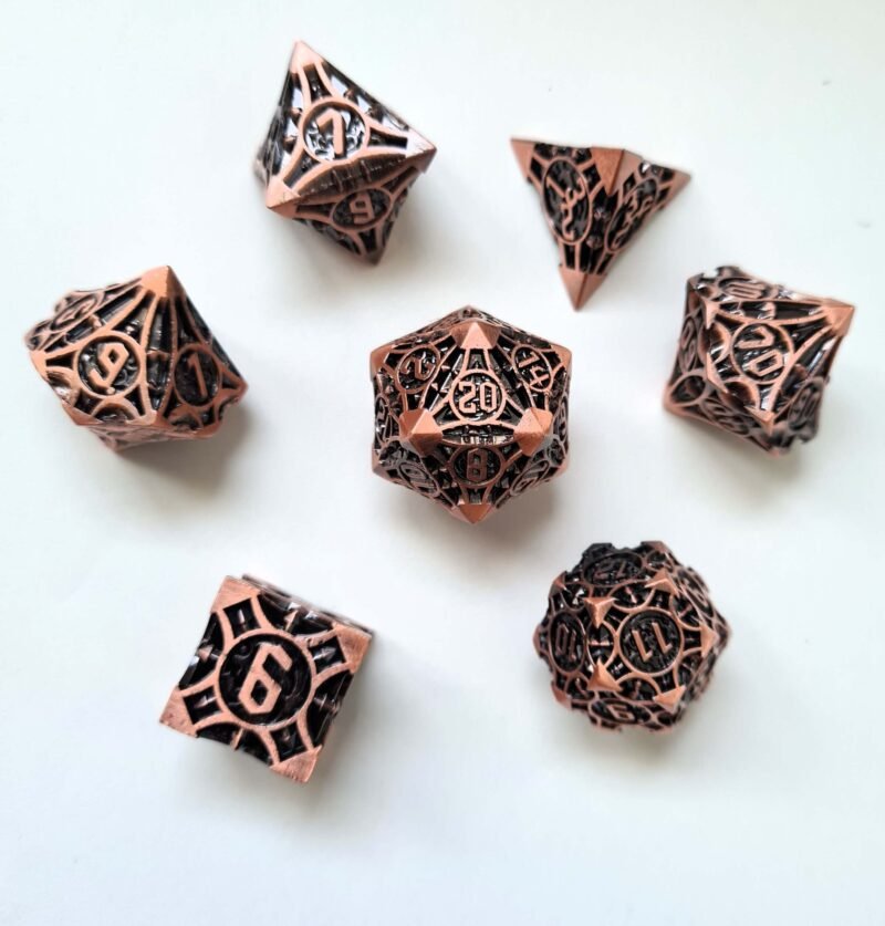 Les Arcanes du Bastion Crépusculaire : set de dés JDR en métal ajouré, style gothique et ésotérique. Dés narratifs pour campagnes sombres et immersives.
