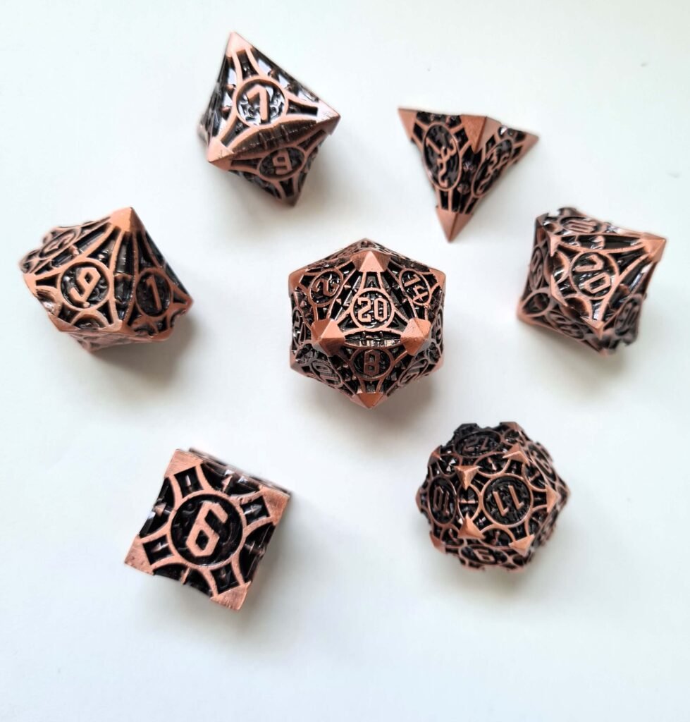 Les Arcanes du Bastion Crépusculaire : set de dés JDR en métal ajouré, style gothique et ésotérique. Dés narratifs pour campagnes sombres et immersives.