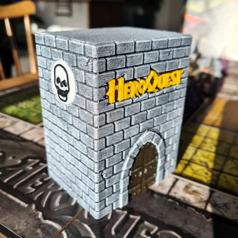 20260106_133208 Boîte à Cartes HeroQuest Artisanale — Rangement Premium 3D