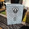 20260106_133216 Boîte à Cartes HeroQuest Artisanale — Rangement Premium 3D