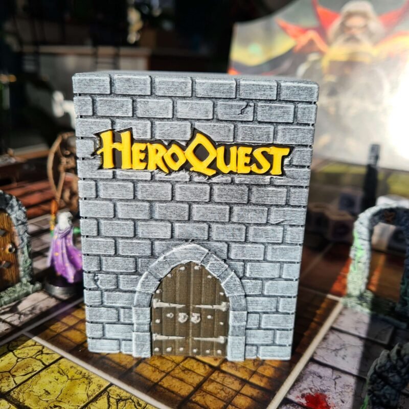 20260106_133237 Boîte à Cartes HeroQuest Artisanale — Rangement Premium 3D