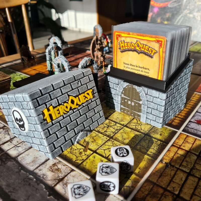 20260106_133330 Boîte à Cartes HeroQuest Artisanale — Rangement Premium 3D