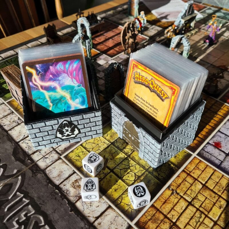 20260106_133440 Boîte à Cartes HeroQuest Artisanale — Rangement Premium 3D