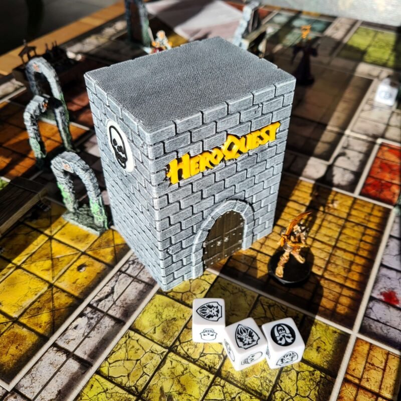 20260106_133640 Boîte à Cartes HeroQuest Artisanale — Rangement Premium 3D