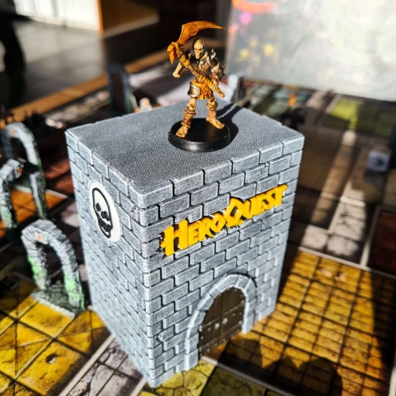 20260106_133658 Boîte à Cartes HeroQuest Artisanale — Rangement Premium 3D