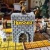 Boîte à cartes HeroQuest artisanale, compatible cartes protégées. Fabrication & peinture à la main par Les Trésors du Donjon.
