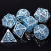 9237550d5f449524d365a99d9ce62d26_1731037895970 Set de Dés JDR en Métal – L’Étreinte de l’Abîme