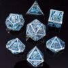 ab960c15ee3af8dec7cb558148b4793d_1731037896210 Set de Dés JDR en Métal – L’Étreinte de l’Abîme