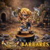 figurine-barbare-femme-tinyquest-haches Figurine de barbare féminine TinyQuest armée de deux haches, style chibi fantasy.