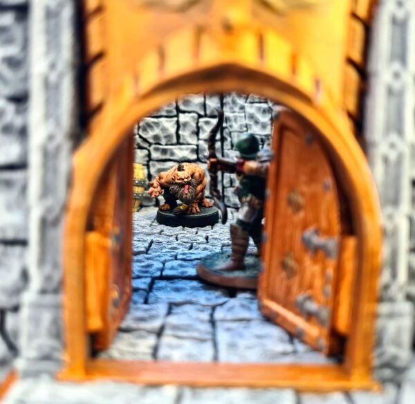 Figurine de nain guerrier franchissant une double porte en bois, décor de donjon en impression 3D peint, ambiance souterraine JDR, Les Trésors du Donjon.