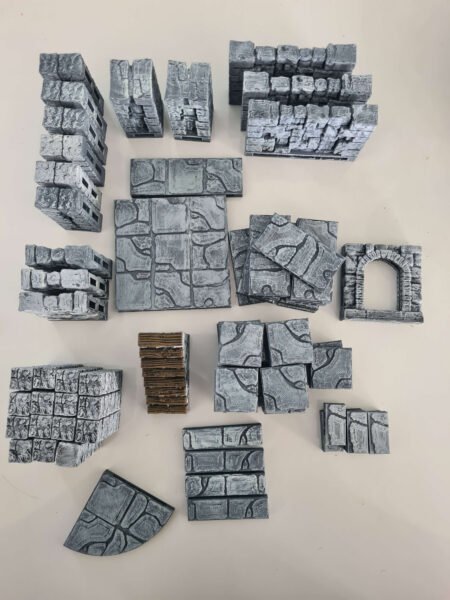 Inventaire complet d'un kit de donjon modulaire peint, murs en pierre, escaliers, arches et dalles de sol en impression 3D, Les Trésors du Donjon.