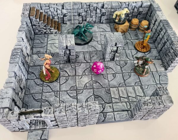 Scène d'exploration de donjon avec figurines, araignée géante et aventuriers sur dalles modulables 3D, décor peint haute qualité, Les Trésors du Donjon.