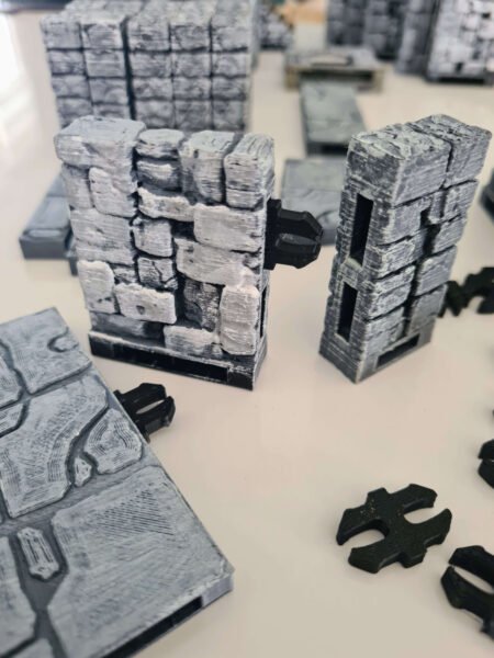 Détail de l'assemblage de murs de donjon 3D avec clips noirs, système modulaire OpenLock, décor en pierre peinte pour JDR, Les Trésors du Donjon.