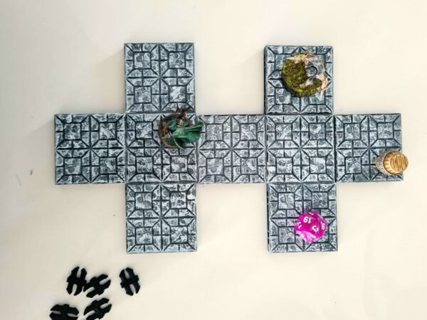 Vue de dessus de dalles de sol de donjon modulables avec dé D20 et figurines, système OpenLock pour jeu de rôle, texture de pierre grise peinte, Les Trésors du Donjon.