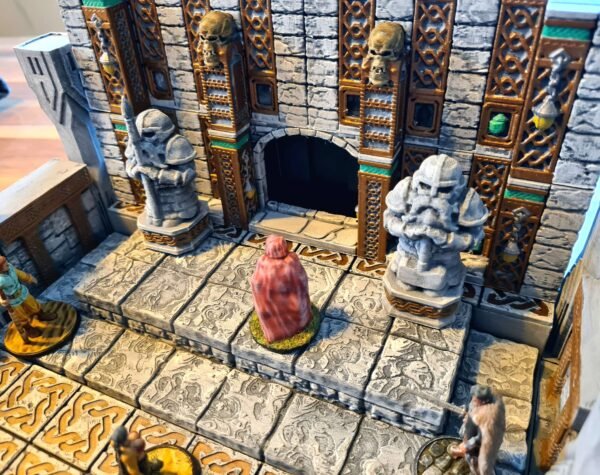 Entrée de salle de donjon naine en impression 3D, statues naines massives en armure, décor détaillé avec murs de pierre et motifs or et turquoise, figurines JDR peintes sur dallage ancien, Les Trésors du Donjon.
