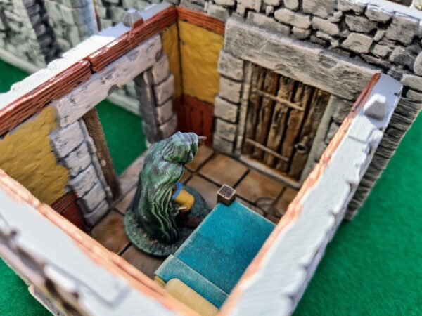 Intérieur de maison médiévale miniature en impression 3D, figurine de voleur ou assassin dans une chambre, mobilier JDR et porte en bois détaillée, Les Trésors du Donjon.