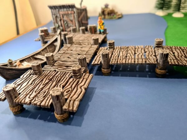 Décor de quai portuaire miniature en impression 3D, ponton en bois avec barque et figurine, environnement de port médiéval pour JDR peint, Les Trésors du Donjon.
