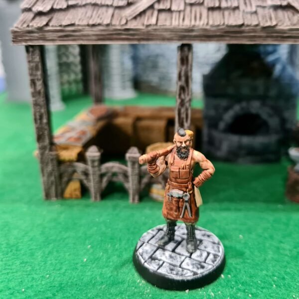 Figurine de forgeron nain peinte à la main devant son échoppe de forge, décor de village médiéval en impression 3D pour JDR, échelle 28mm-32mm, Les Trésors du Donjon.