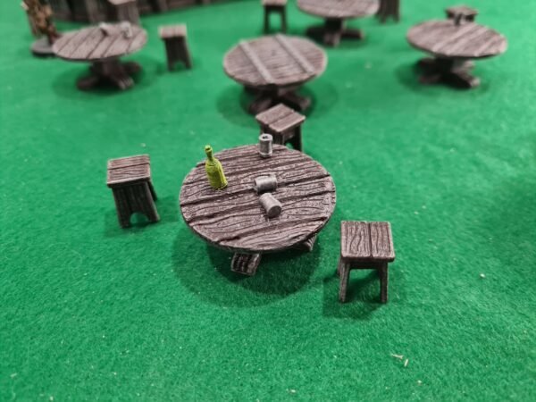 Mobilier de taverne pour JDR en impression 3D, tables rondes en bois et tabourets miniatures peints, accessoires de décor pour figurines 28mm-32mm, Les Trésors du Donjon.