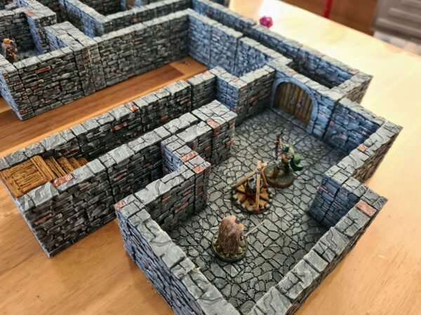 Labyrinthe de donjon médiéval fantastique en 3D, couloirs et salles avec escalier et porte en bois, figurines de héros autour d'un feu de camp, système OpenLock.