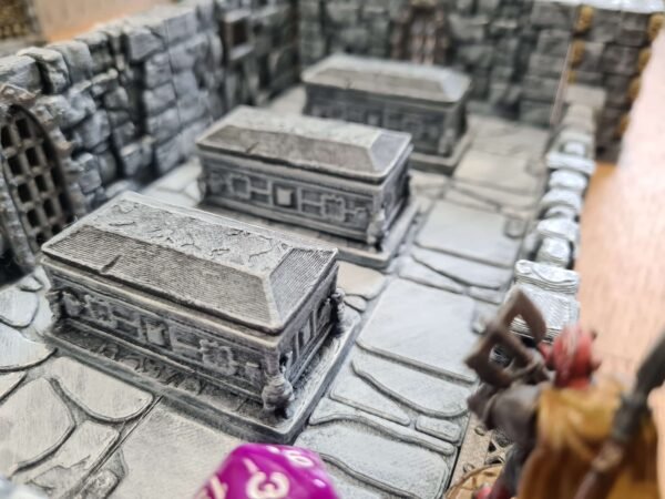 Décor JDR sur mesure — crypte avec sarcophages en pierre gravée, herse et figurine en jeu