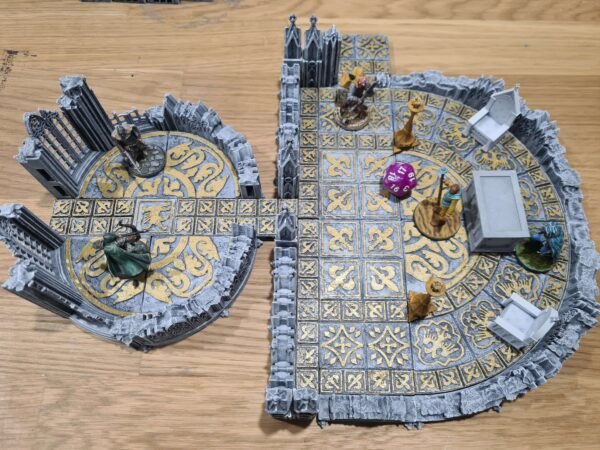 Donjon JDR sur mesure — vue aérienne deux arènes gothiques reliées avec dalles dorées et figurines en partie
