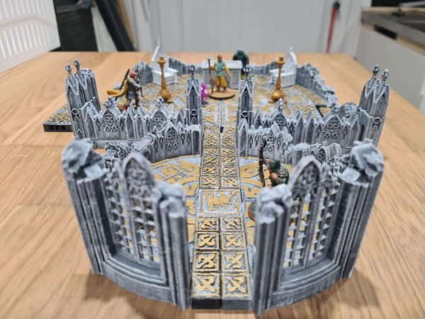 Donjon JDR sur mesure — arène circulaire gothique avec colonnes, arches et dalles dorées, figurines en jeu