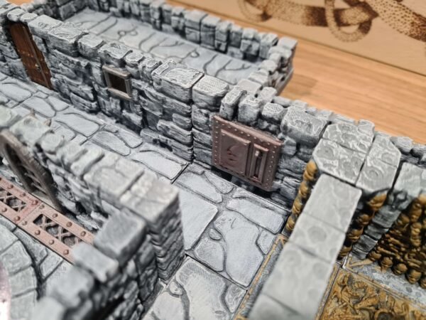 Donjon JDR sur mesure — murs pierre avec trappe métallique encastrée et herse bronze artisanale