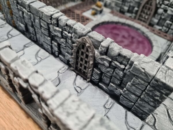 Donjon JDR sur mesure — herse en métal, murs pierre texturés et salle circulaire violette PLA+