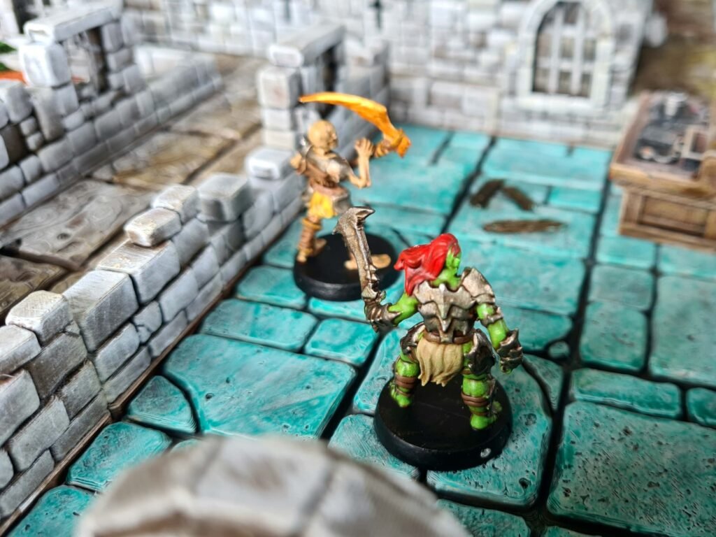 Combat entre une figurine d'Orc et un Squelette sur des dalles de sol turquoise effet pierre humide, Les Trésors du Donjon.