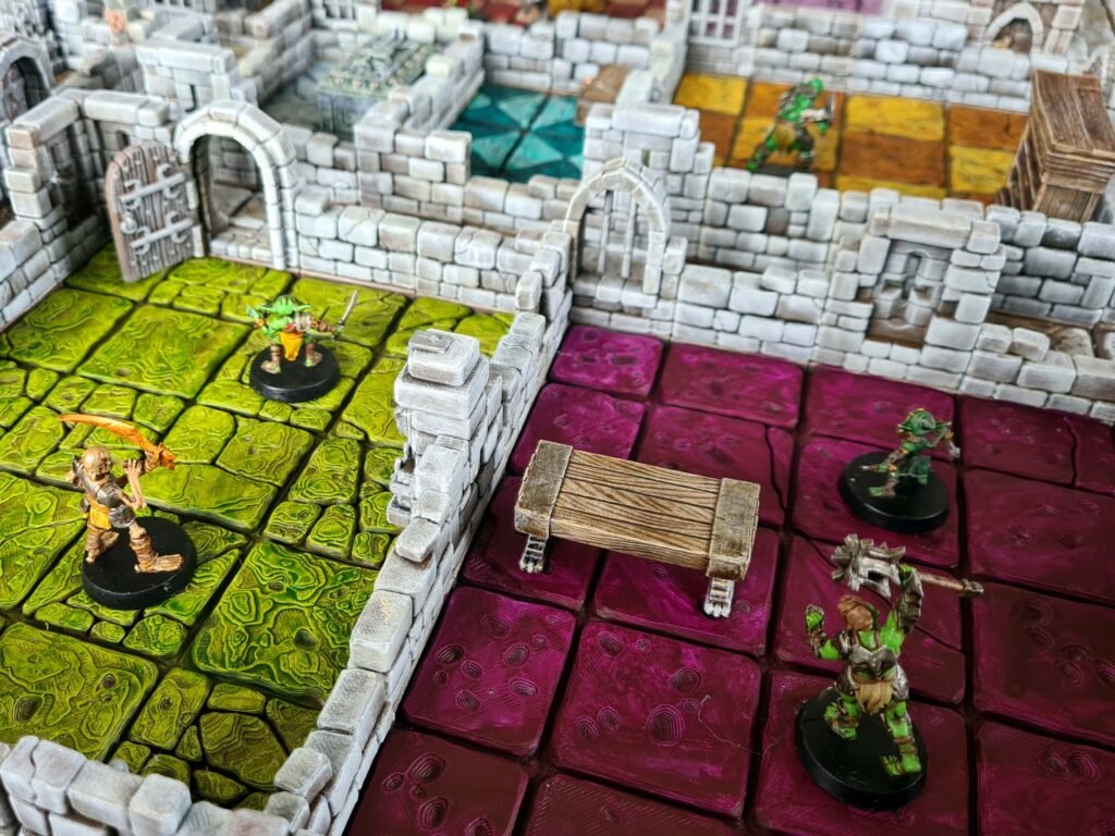 Configuration de donjon 3D avec dalles violettes et vertes, figurines de monstres et mobilier de donjon modulaire.
