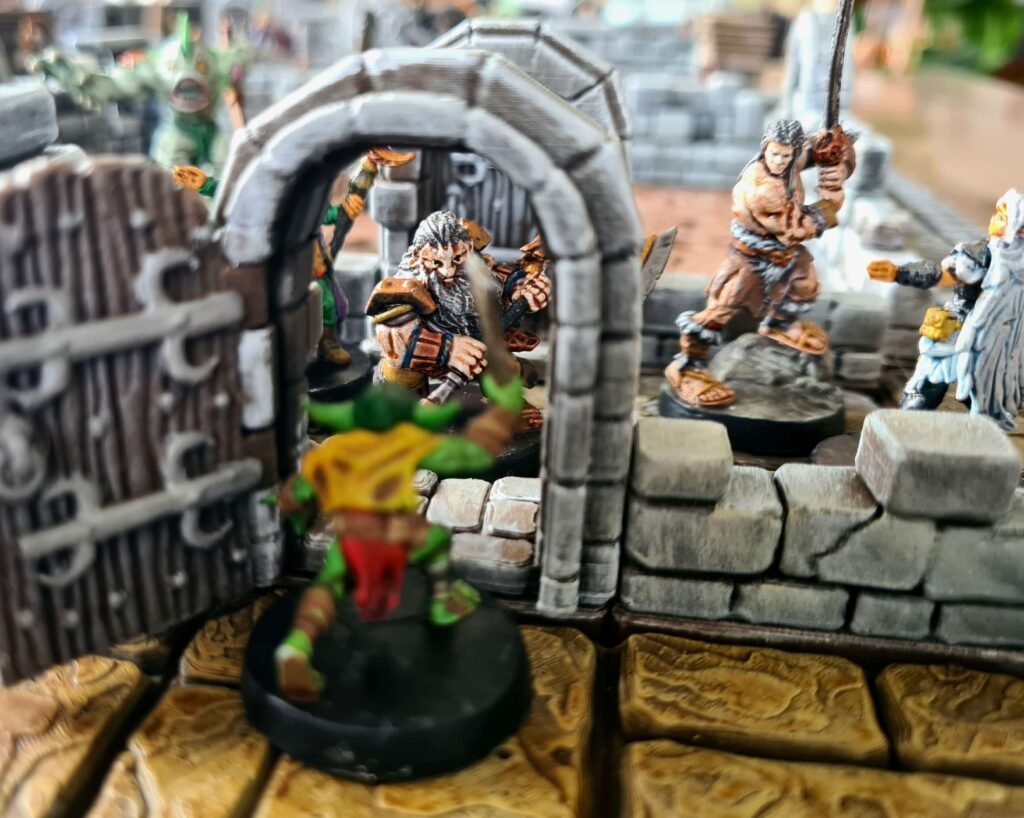 Figurine de nain guerrier franchissant une arche en pierre détaillée dans un donjon modulaire 3D, Les Trésors du Donjon.