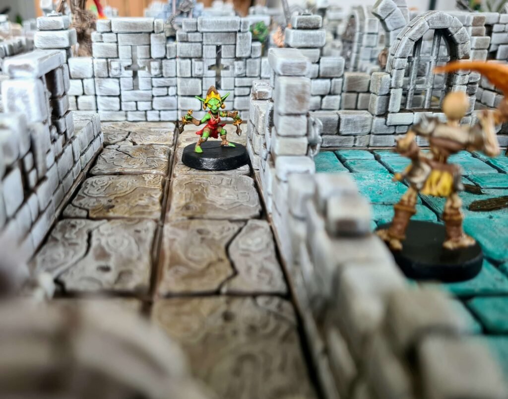 Combat entre un gobelin et un squelette dans un couloir de donjon 3D avec dalles de pierre et murs texturés.