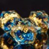 d20-ring-blue Dé D20 en résine bleue transparente avec anneau unique doré gravé et chiffres dorés