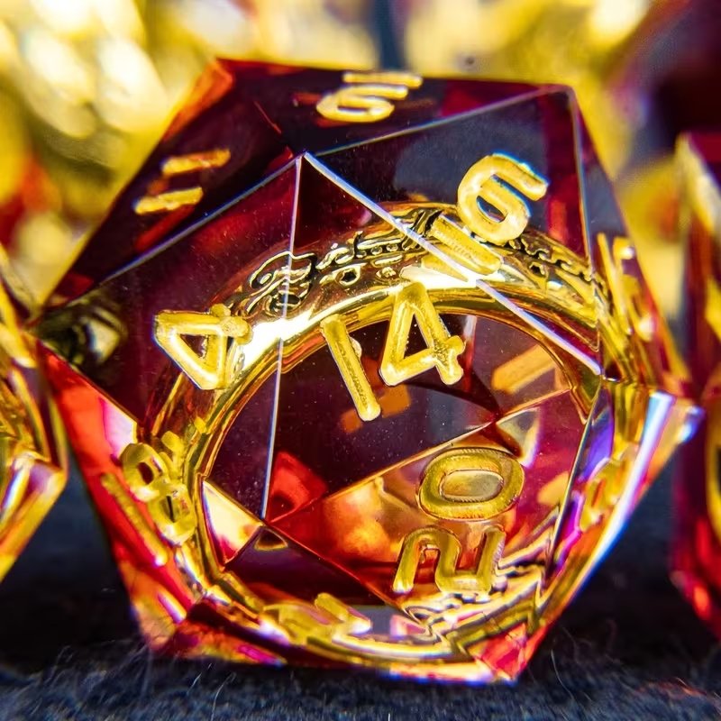 d20-ring-red Dé D20 en résine rouge transparente, anneau unique doré gravé pris dans la masse