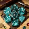 dés JDR turquoise-3 dés JDR turquoise pailletés, set de 7 dés acrylique aux chiffres gothiques blancs sur table de jeu de rôle